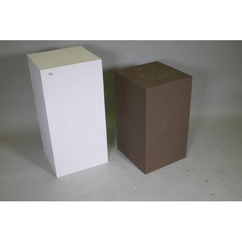 1055 - Two contemporary painted exhibition display plinths, largest 42 x 42 x 85cm