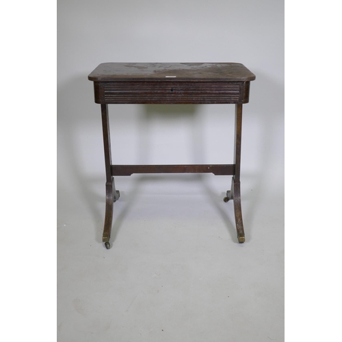 1090 - A Regency mahogany single drawer side table, with reeded edge top and all round moulded frieze, rais... 