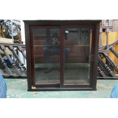 1122 - An early C20th shop cabinet with sliding doors and glass shelves, 99 x 38 x 96cm