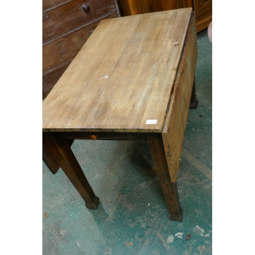 1124 - A C19th pine drop leaf scullery table, with single end drawer, 107 x 65 x 72cm