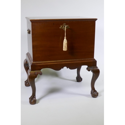 1145 - A George III mahogany wine cooler with lift up top and zinc lined interior, raised on a base with ca... 