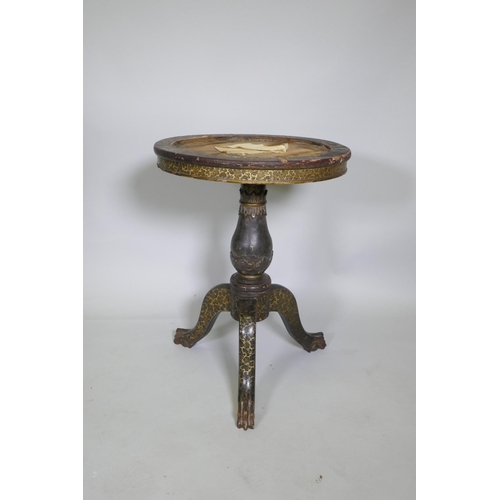 1181 - Am C18th/19th Chinese export lacquer table on a turned column and tripod supports, the top with  cm ... 