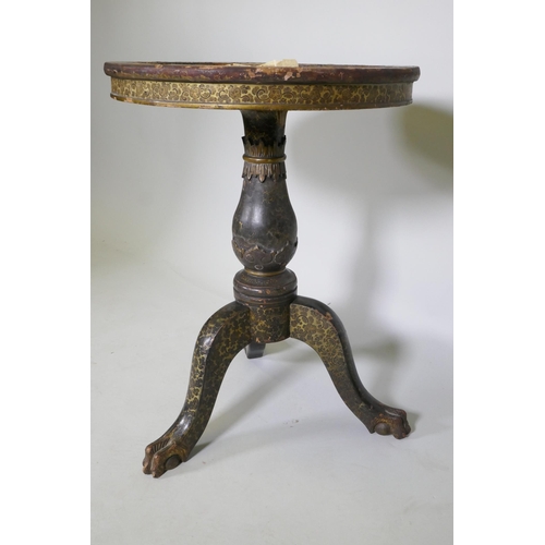 1181 - Am C18th/19th Chinese export lacquer table on a turned column and tripod supports, the top with  cm ... 