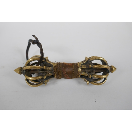 129 - A Tibetan bronze vajra, 15cm long