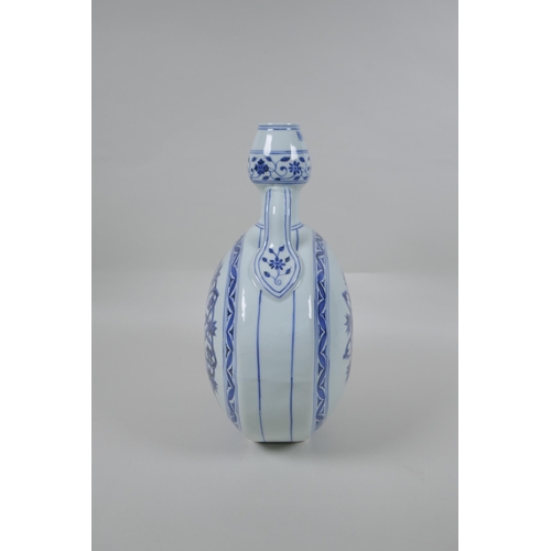 165 - A Chinese blue and white porcelain garlic head shaped flask with two handles, 4 character mark to li... 