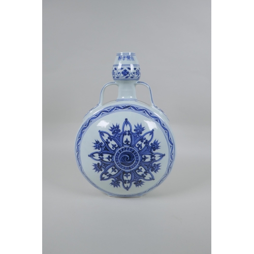 165 - A Chinese blue and white porcelain garlic head shaped flask with two handles, 4 character mark to li... 