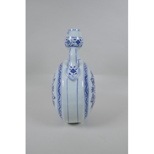 165 - A Chinese blue and white porcelain garlic head shaped flask with two handles, 4 character mark to li... 