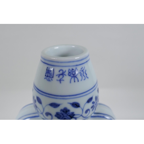 165 - A Chinese blue and white porcelain garlic head shaped flask with two handles, 4 character mark to li... 