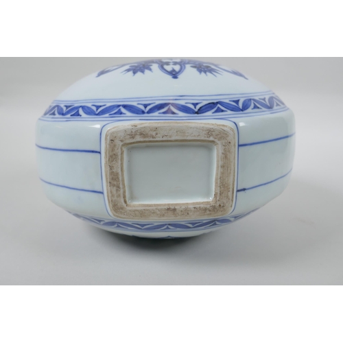 165 - A Chinese blue and white porcelain garlic head shaped flask with two handles, 4 character mark to li... 