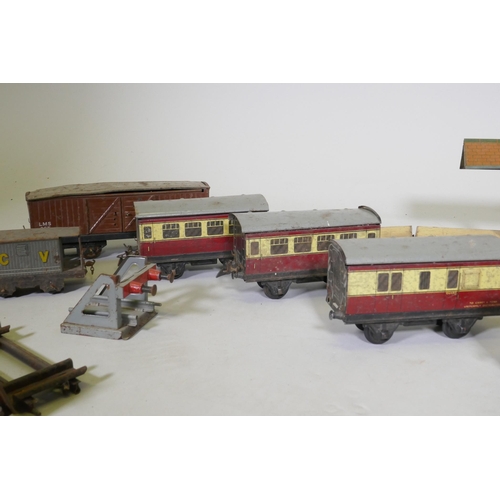 185 - A vintage Hornby, Meccano Ltd O Gauge clockwork railway set, with two type 30 and one type 40 locomo... 