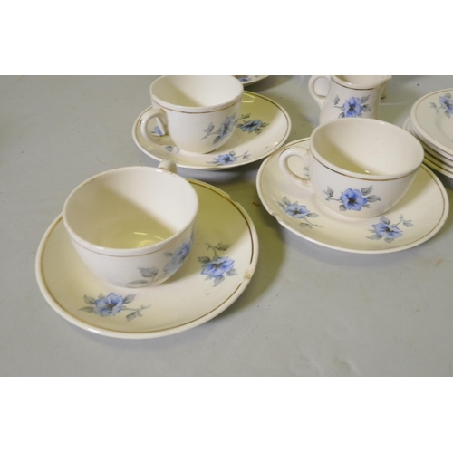 188 - A vintage child's tea set and three Noddy plates