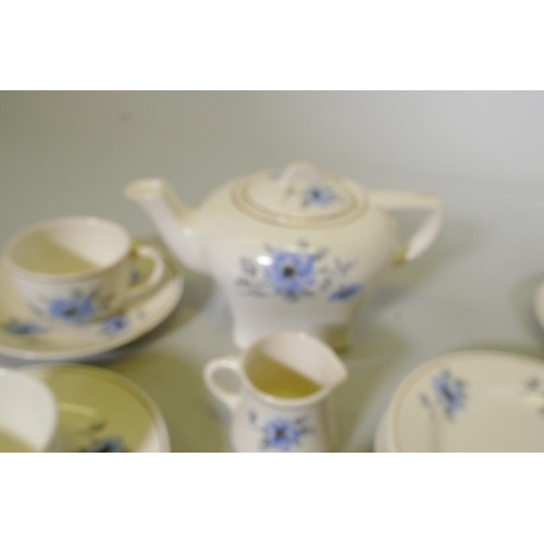 188 - A vintage child's tea set and three Noddy plates