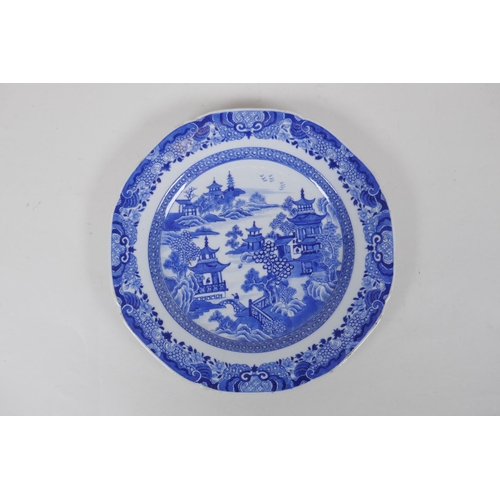 189 - A late C18th/early C19th Chinese blue and white export porcelain cabinet plate decorated with a rive... 