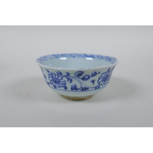 253 - A Chinese Ming style blue and white porcelain tea bowl with phoenix decoration, and a Ming style blu... 