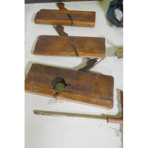 53 - A quantity of hand planes, Record, Bailey Acorn, smoothing planes, rebate/moulding planes and a rout... 