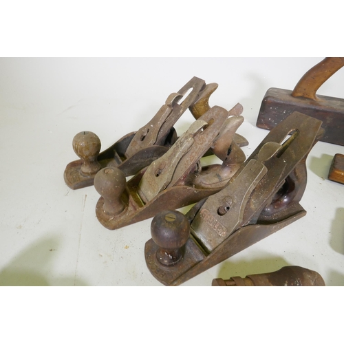 53 - A quantity of hand planes, Record, Bailey Acorn, smoothing planes, rebate/moulding planes and a rout... 