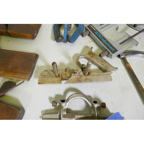 53 - A quantity of hand planes, Record, Bailey Acorn, smoothing planes, rebate/moulding planes and a rout... 