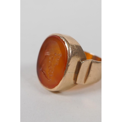 607 - An antique intaglio ring, with finely carved inset stone in an antique high carat gold mount, approx... 