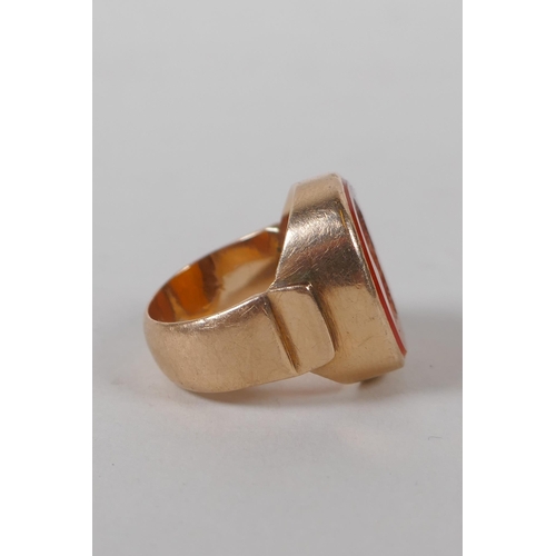 607 - An antique intaglio ring, with finely carved inset stone in an antique high carat gold mount, approx... 