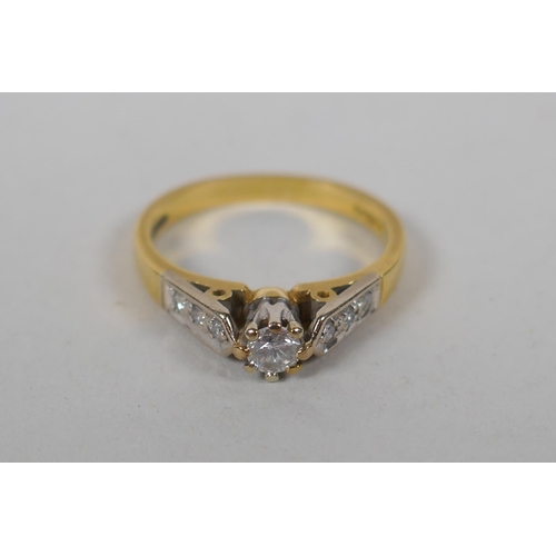 615 - An 18ct yellow gold and diamond ring, with a central set diamond and three diamonds set to each shou... 