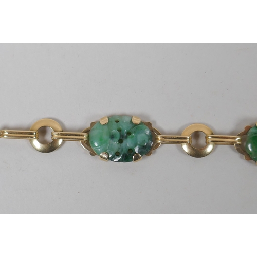 624 - A 14ct gold and mottled jade bracelet, 18cm long