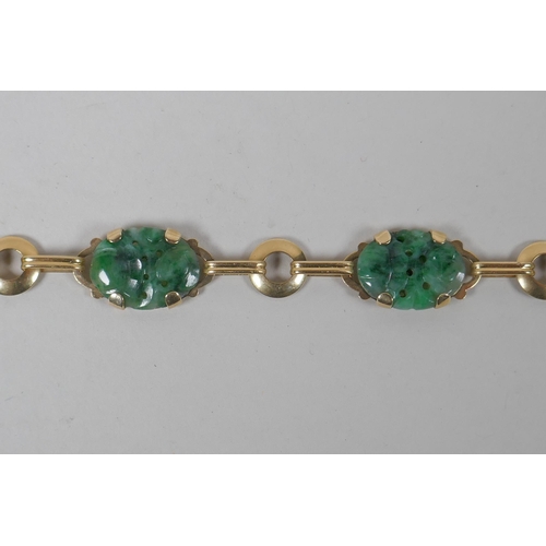 624 - A 14ct gold and mottled jade bracelet, 18cm long