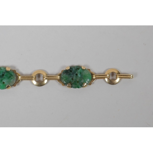 624 - A 14ct gold and mottled jade bracelet, 18cm long