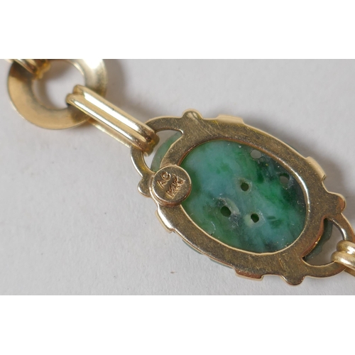 624 - A 14ct gold and mottled jade bracelet, 18cm long