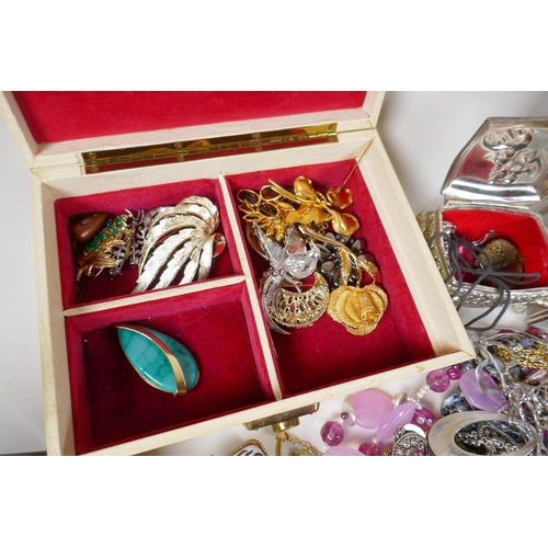 640 - A large quantity of vintage costume jewellery and jewellery boxes, including necklaces, pendants, br... 