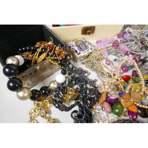 640 - A large quantity of vintage costume jewellery and jewellery boxes, including necklaces, pendants, br... 