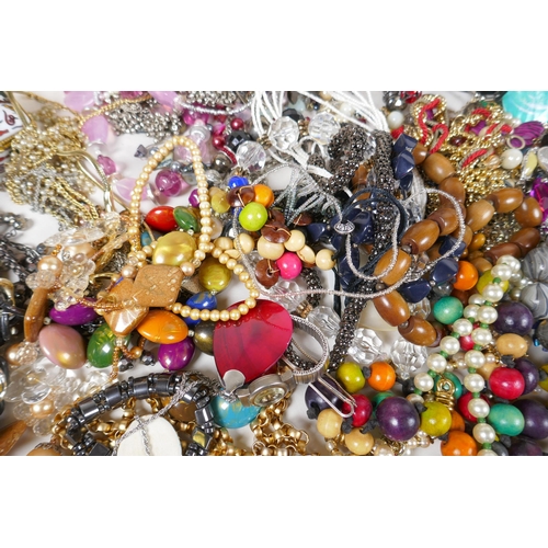 640 - A large quantity of vintage costume jewellery and jewellery boxes, including necklaces, pendants, br... 