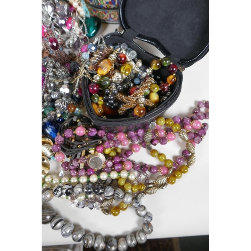 640 - A large quantity of vintage costume jewellery and jewellery boxes, including necklaces, pendants, br... 