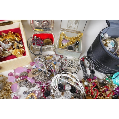 640 - A large quantity of vintage costume jewellery and jewellery boxes, including necklaces, pendants, br... 