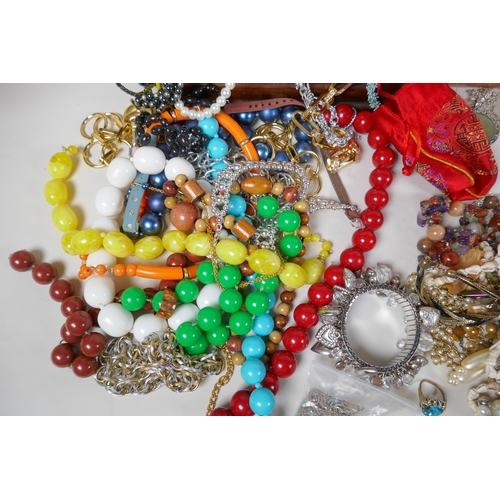 641 - A large quantity of vintage costume jewellery and jewellery boxes, including necklaces, pendants, br... 