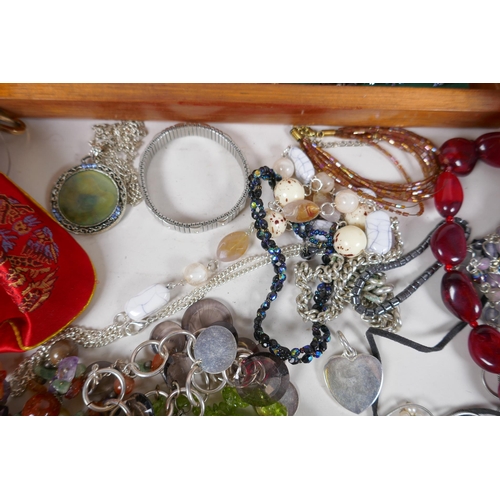 641 - A large quantity of vintage costume jewellery and jewellery boxes, including necklaces, pendants, br... 