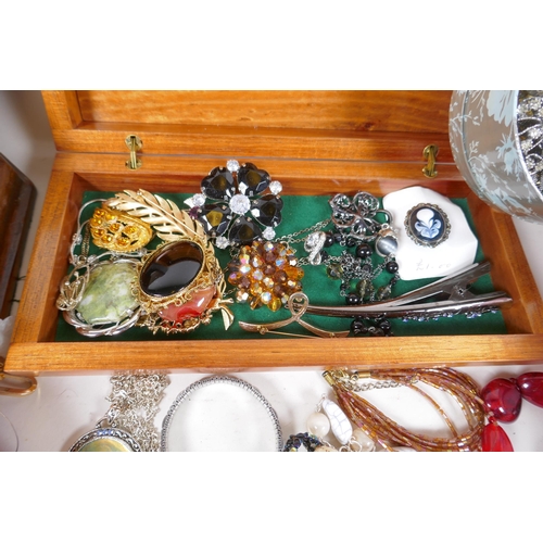 641 - A large quantity of vintage costume jewellery and jewellery boxes, including necklaces, pendants, br... 