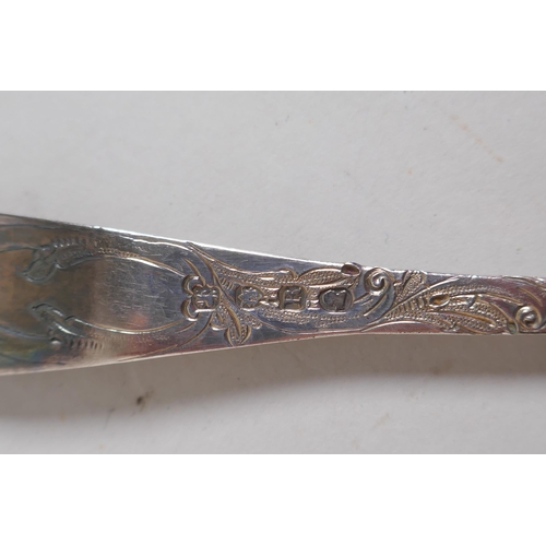 653 - A Georgian silver berry spoon and fork, London 1812 and 1827, 78g