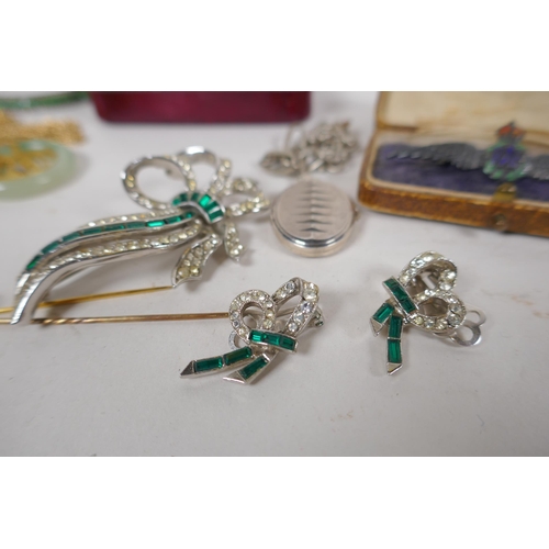 683 - A small quantity of vintage costume jewellery, diamante brooch and earrings, hat pins, jade pendant ... 