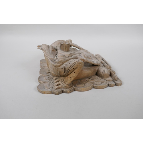 97 - An antique Chinese carved wood Chan Chu (money toad), 20 x 24cm