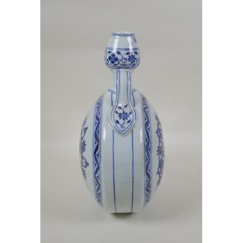 100 - A Chinese blue and white porcelain garlic head shaped moon flask with two handles, 4 character marks... 