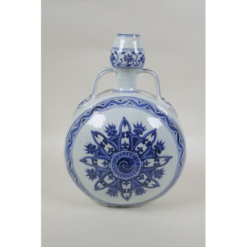 100 - A Chinese blue and white porcelain garlic head shaped moon flask with two handles, 4 character marks... 