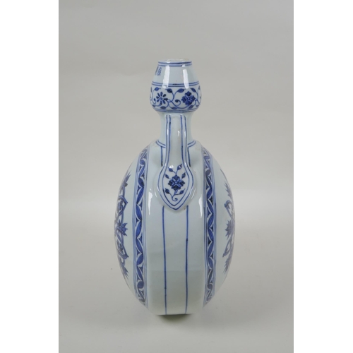 100 - A Chinese blue and white porcelain garlic head shaped moon flask with two handles, 4 character marks... 