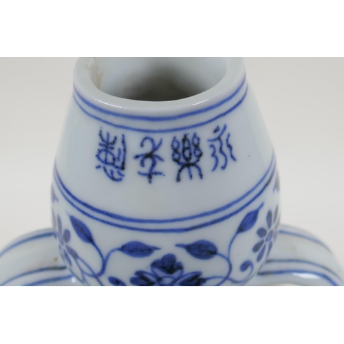 100 - A Chinese blue and white porcelain garlic head shaped moon flask with two handles, 4 character marks... 