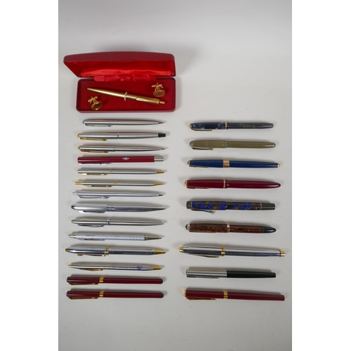 121 - A large collection of vintage fountain pens, propelling pencils and ballpoint pens, including a Conw... 