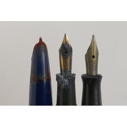 121 - A large collection of vintage fountain pens, propelling pencils and ballpoint pens, including a Conw... 