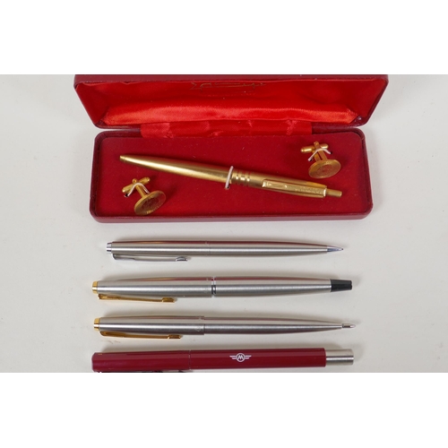 121 - A large collection of vintage fountain pens, propelling pencils and ballpoint pens, including a Conw... 