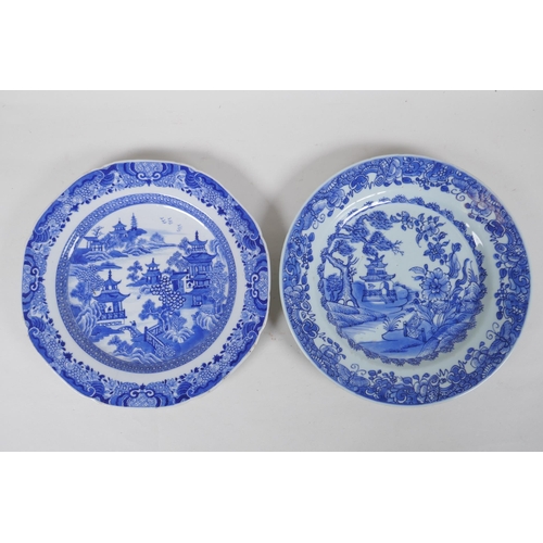 285 - A late C18th/early C19th Chinese blue and white export porcelain cabinet plate decorated with a rive... 