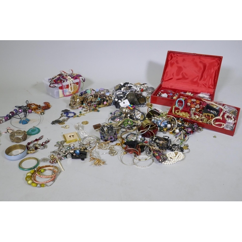 607 - A quantity of costume jewellery