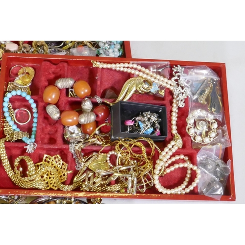 607 - A quantity of costume jewellery