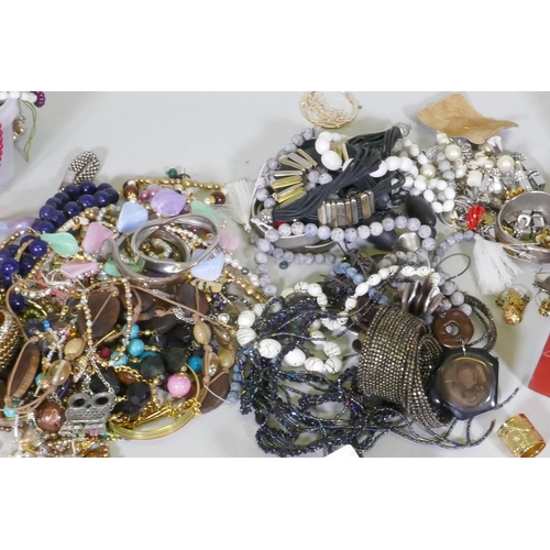 607 - A quantity of costume jewellery